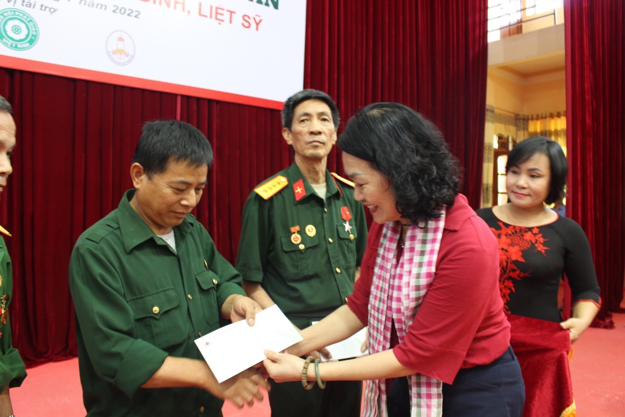 Hơn 1,5 tỷ đồng tặng quà các Mẹ Việt Nam Anh hùng, gia đình thương binh, liệt sỹ tại huyện Vị Xuyên, tỉnh Hà Giang - 4