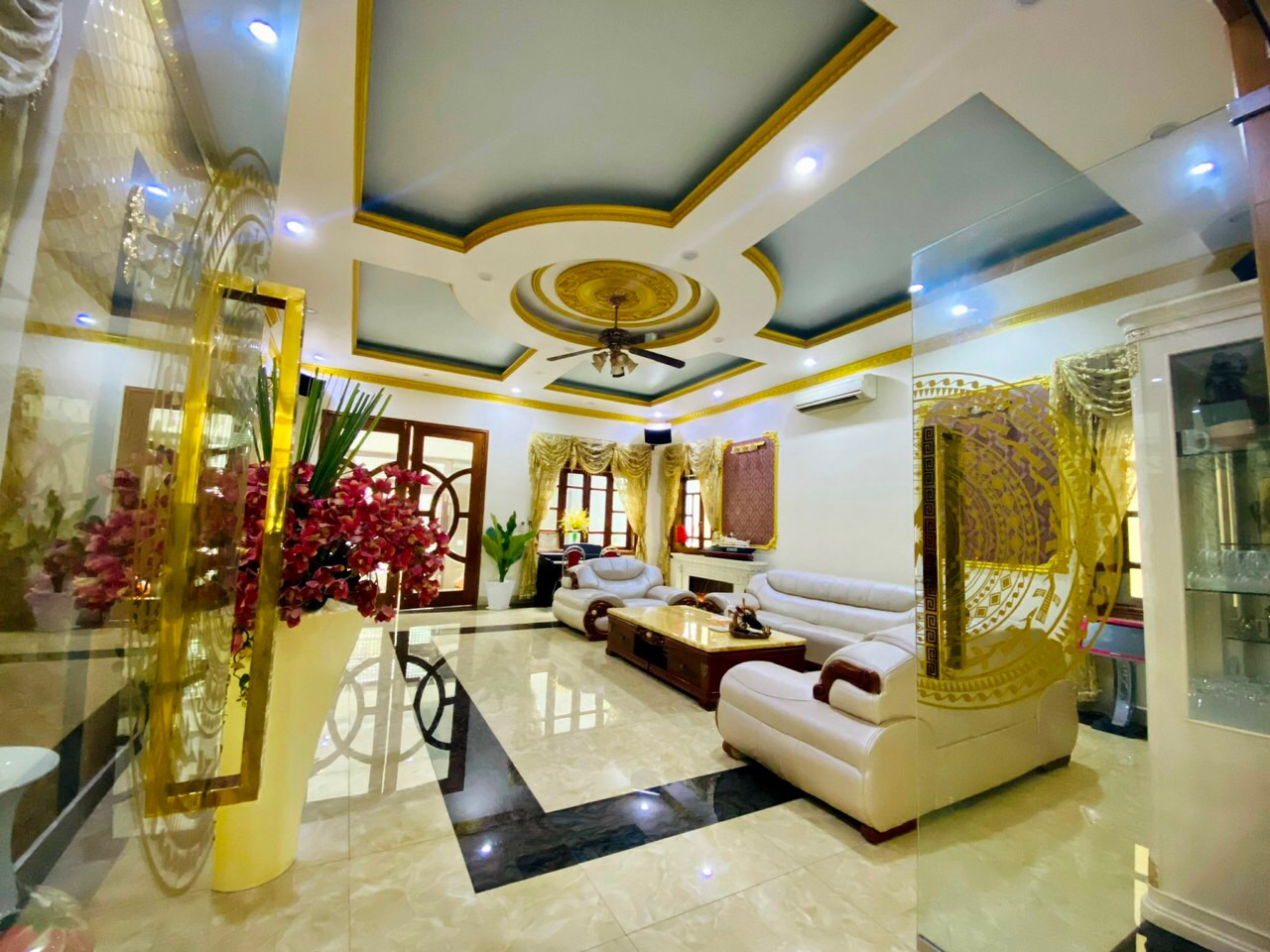 Vy Oanh khoe &#34;lâu đài dát vàng&#34; ở Hải Phòng, khẳng định 1 câu về ông xã doanh nhân &#34;máu mặt&#34; - 2