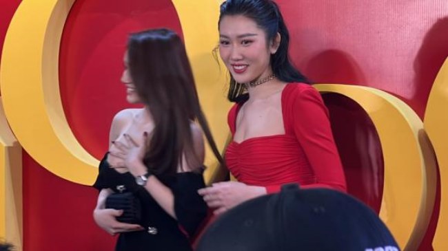 Người đẹp Kiên Giang gặp sự cố váy áo, chỉnh sửa luôn trên thảm đỏ đang livestream - 16