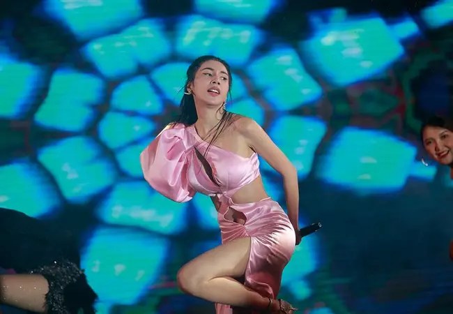 Người đẹp Kiên Giang gặp sự cố váy áo, chỉnh sửa luôn trên thảm đỏ đang livestream - 8