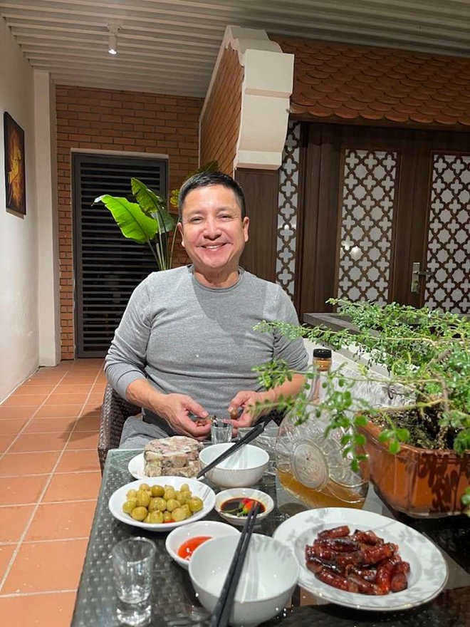 Cuộc sống sau khi nghỉ hưu của Chí Trung, yêu bạn gái doanh nhân kém 17 tuổi - 10