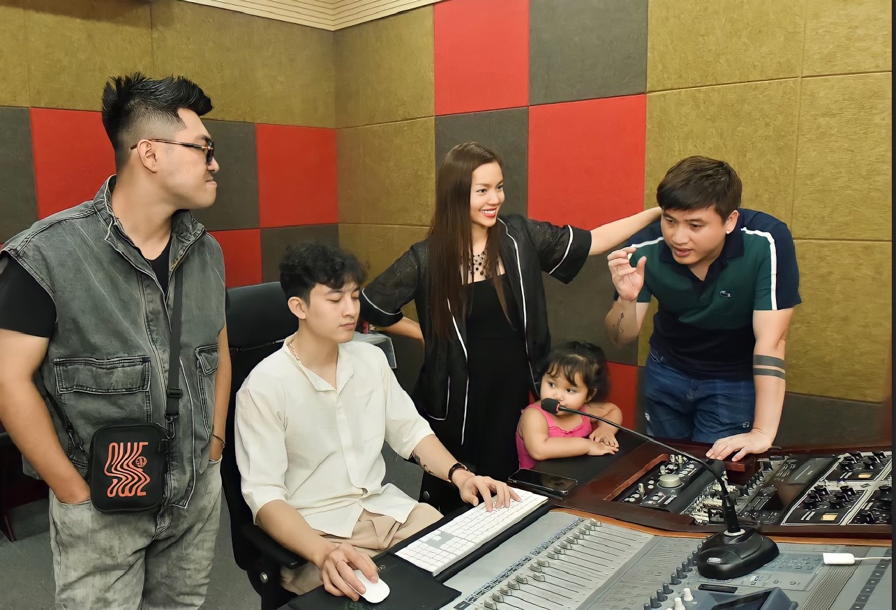 Con gái &#34;Sao Mai&#34; Nguyễn Ngọc Anh theo chân bố mẹ đi thu âm ca khúc mới - 1