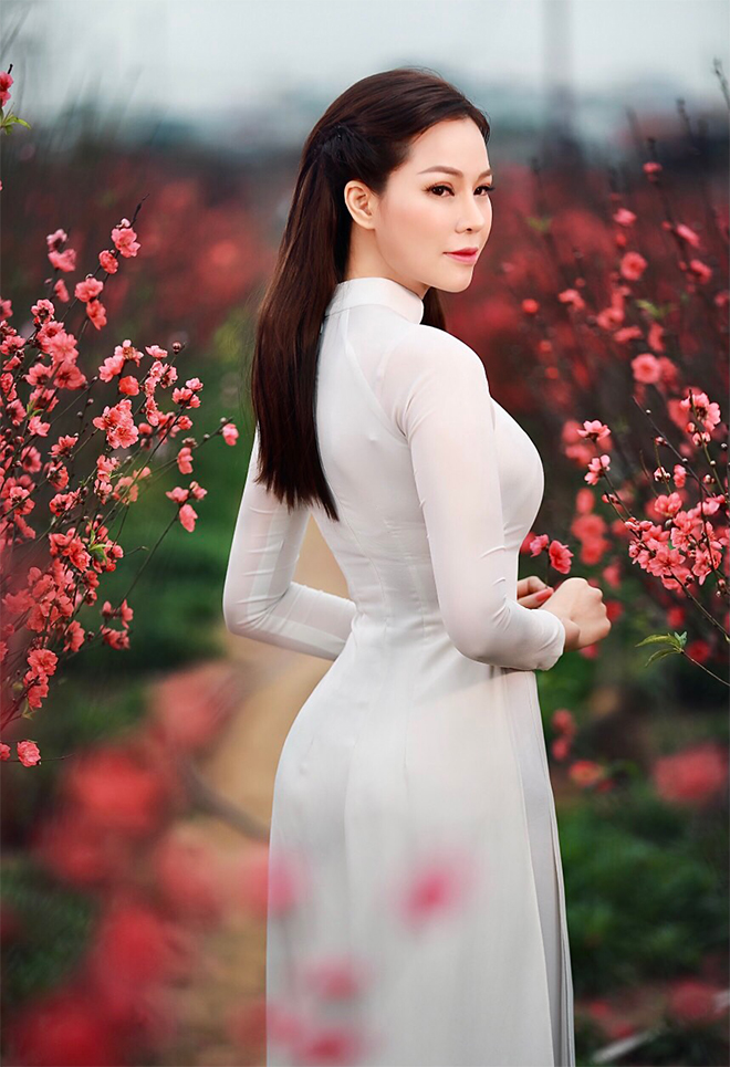Hot girl xứ Nghệ mặc áo dài khiến fan nam &#34;bối rối&#34;, Angela Phương Trinh gây chú ý vì điều này - 4