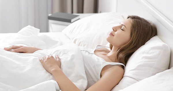 4 tư thế ngủ của mẹ bầu không tốt cho thai nhi, mẹ thương con nhớ tránh - 1
