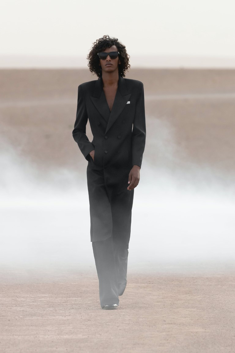 Yves Saint Laurent ra mắt bộ sưu tập Haute couture giữa sa mạc nóng bỏng - 13