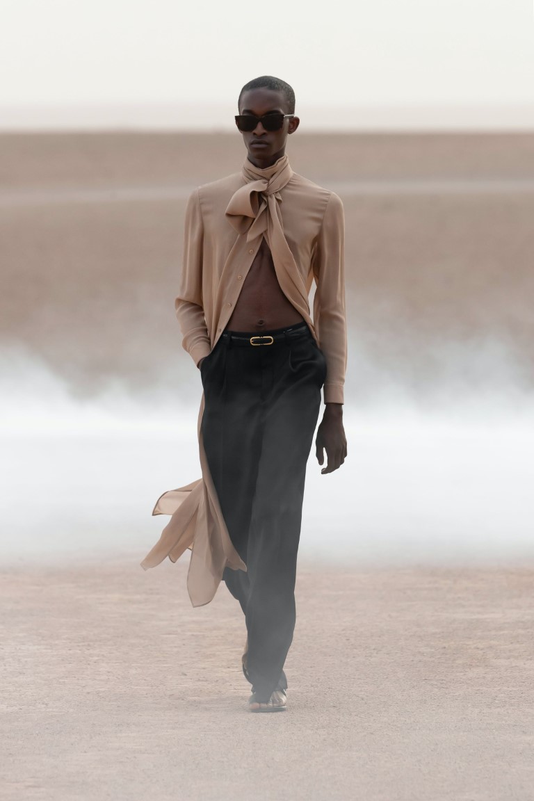 Yves Saint Laurent ra mắt bộ sưu tập Haute couture giữa sa mạc nóng bỏng - 11