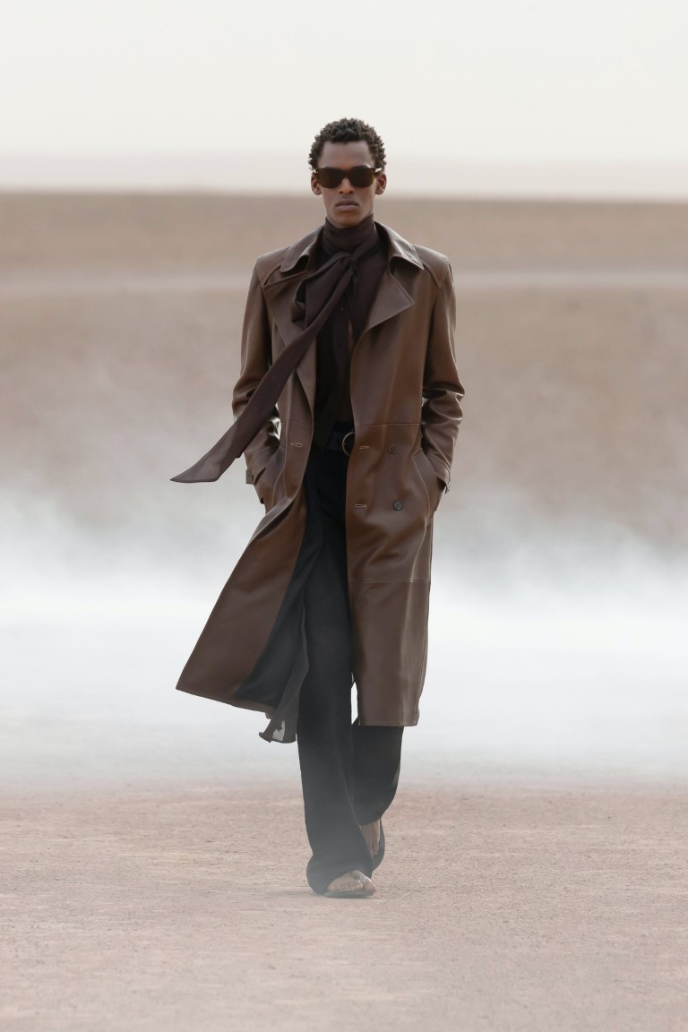 Yves Saint Laurent ra mắt bộ sưu tập Haute couture giữa sa mạc nóng bỏng - 10