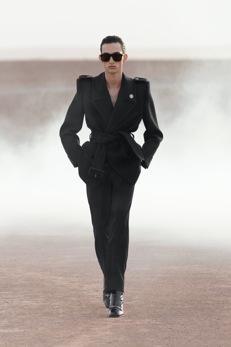 Yves Saint Laurent ra mắt bộ sưu tập Haute couture giữa sa mạc nóng bỏng - 9