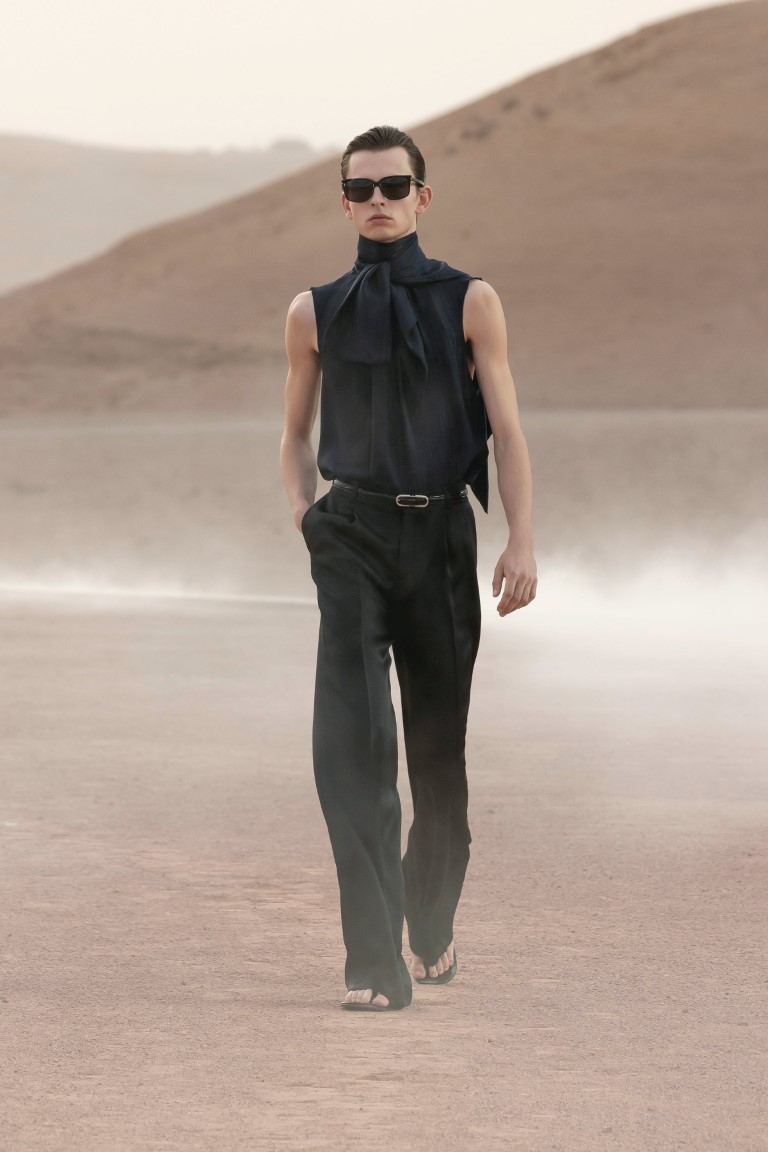 Yves Saint Laurent ra mắt bộ sưu tập Haute couture giữa sa mạc nóng bỏng - 7