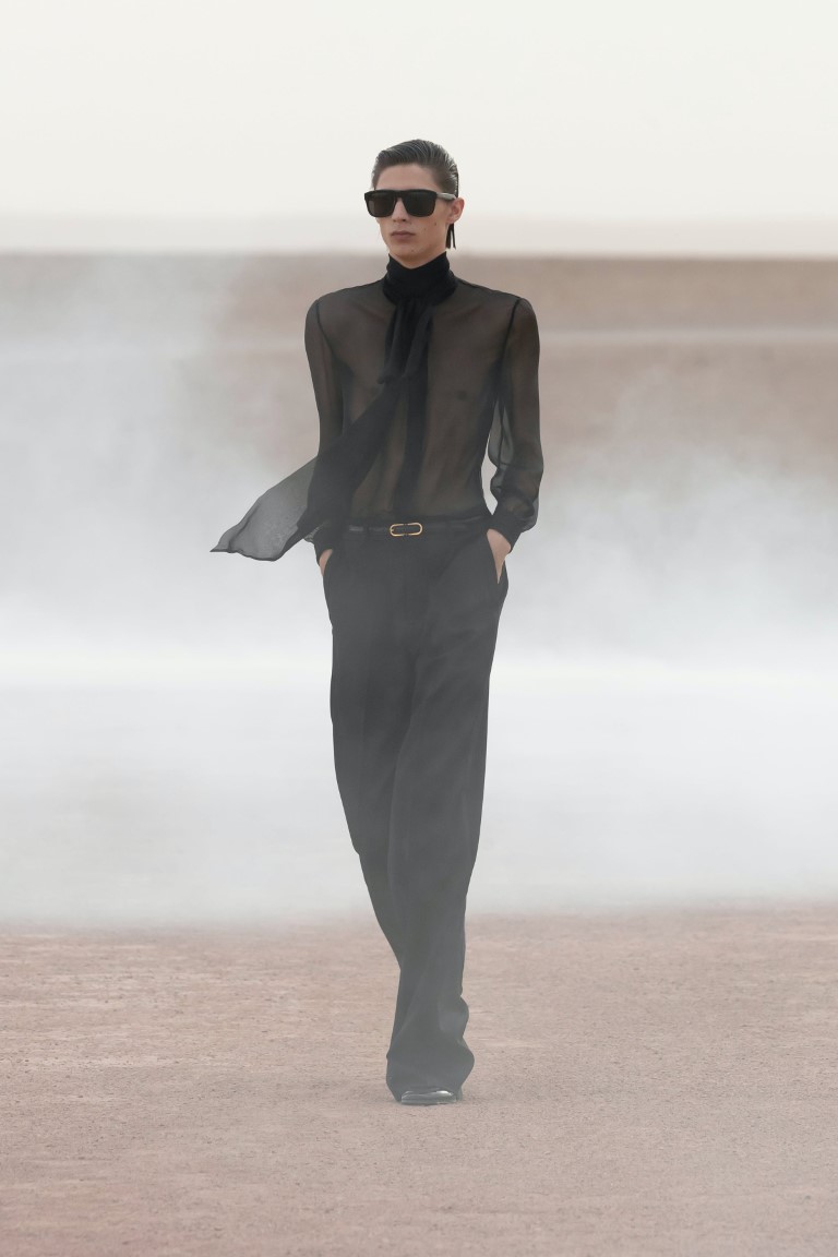 Yves Saint Laurent ra mắt bộ sưu tập Haute couture giữa sa mạc nóng bỏng - 1