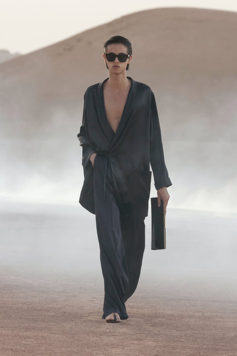 Yves Saint Laurent ra mắt bộ sưu tập Haute couture giữa sa mạc nóng bỏng - 4