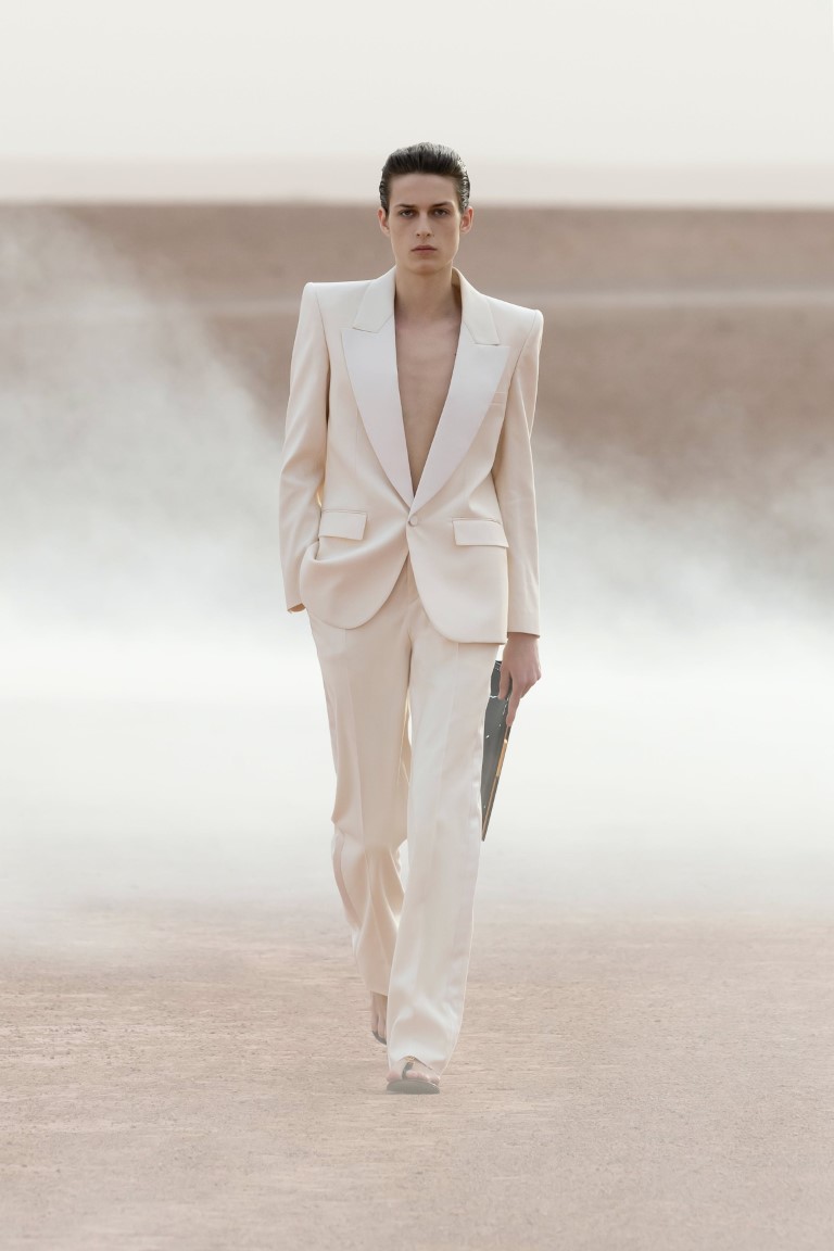 Yves Saint Laurent ra mắt bộ sưu tập Haute couture giữa sa mạc nóng bỏng - 3
