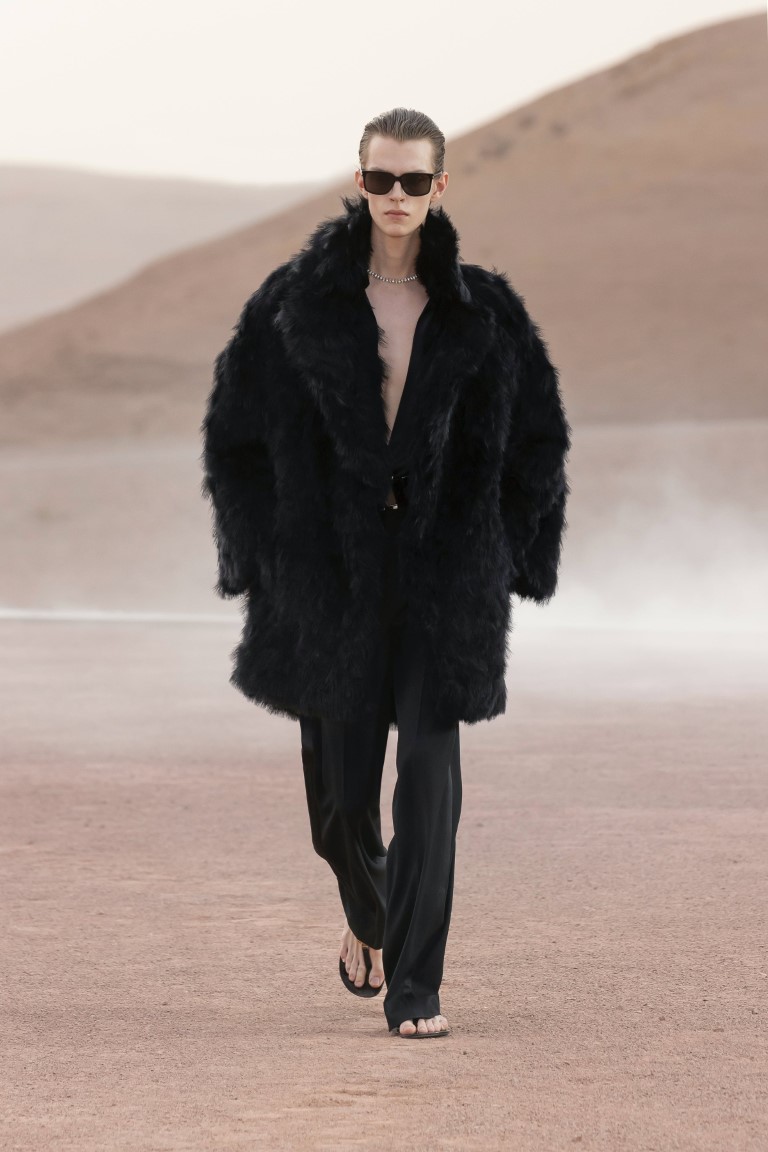 Yves Saint Laurent ra mắt bộ sưu tập Haute couture giữa sa mạc nóng bỏng - 20