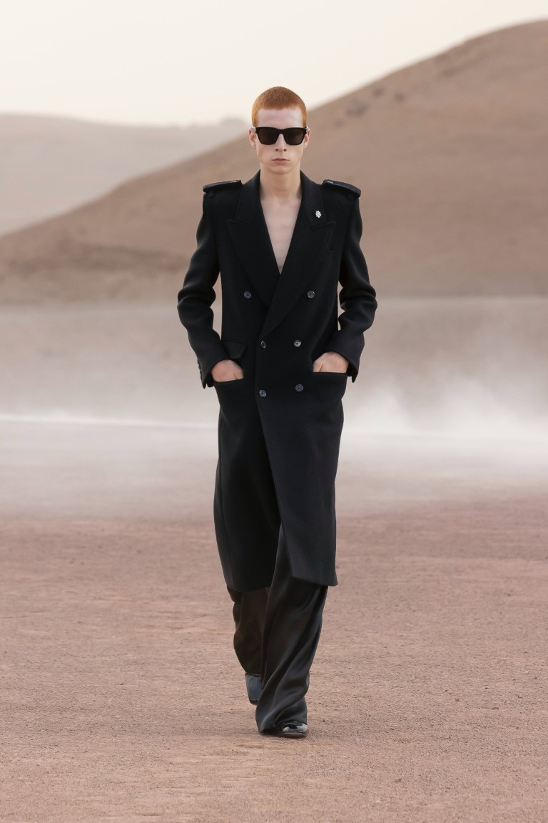 Yves Saint Laurent ra mắt bộ sưu tập Haute couture giữa sa mạc nóng bỏng - 19