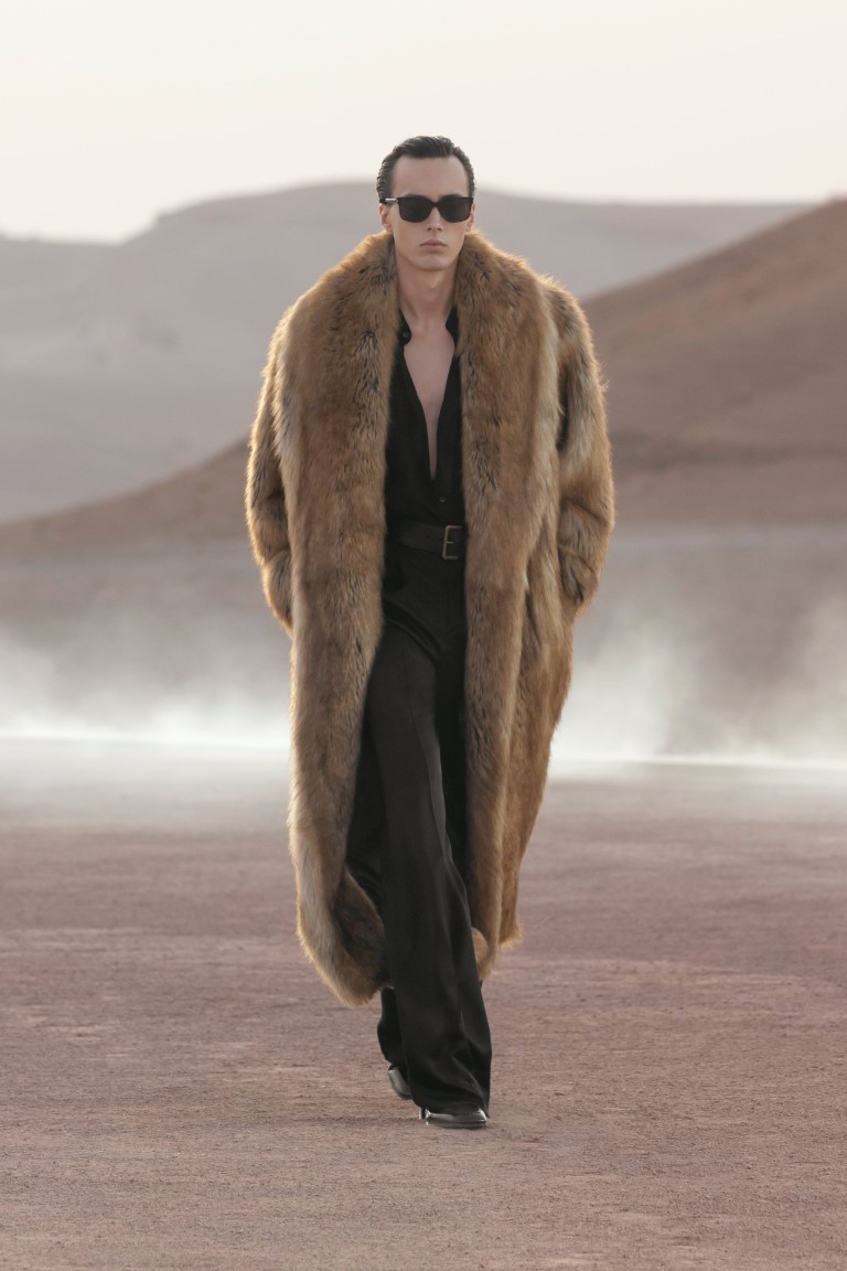 Yves Saint Laurent ra mắt bộ sưu tập Haute couture giữa sa mạc nóng bỏng - 18