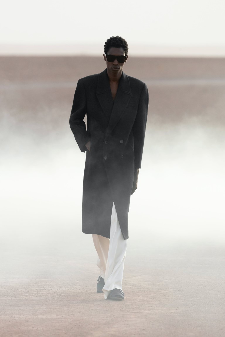 Yves Saint Laurent ra mắt bộ sưu tập Haute couture giữa sa mạc nóng bỏng - 16