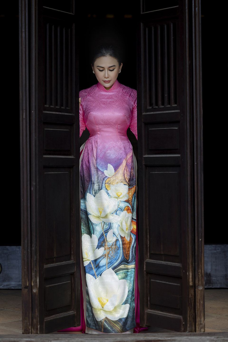 Hoa hậu Lý Kim Ngân diện áo dài thăm di tích Lăng Đồng Khánh tại Huế - 4