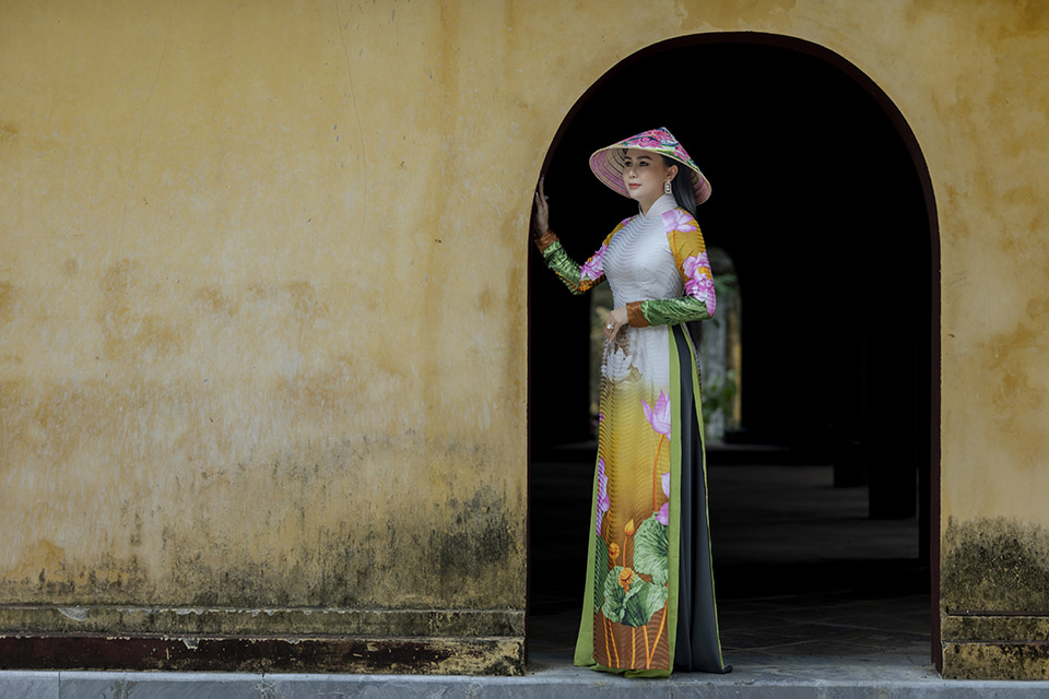 Hoa hậu Lý Kim Ngân diện áo dài thăm di tích Lăng Đồng Khánh tại Huế - 3