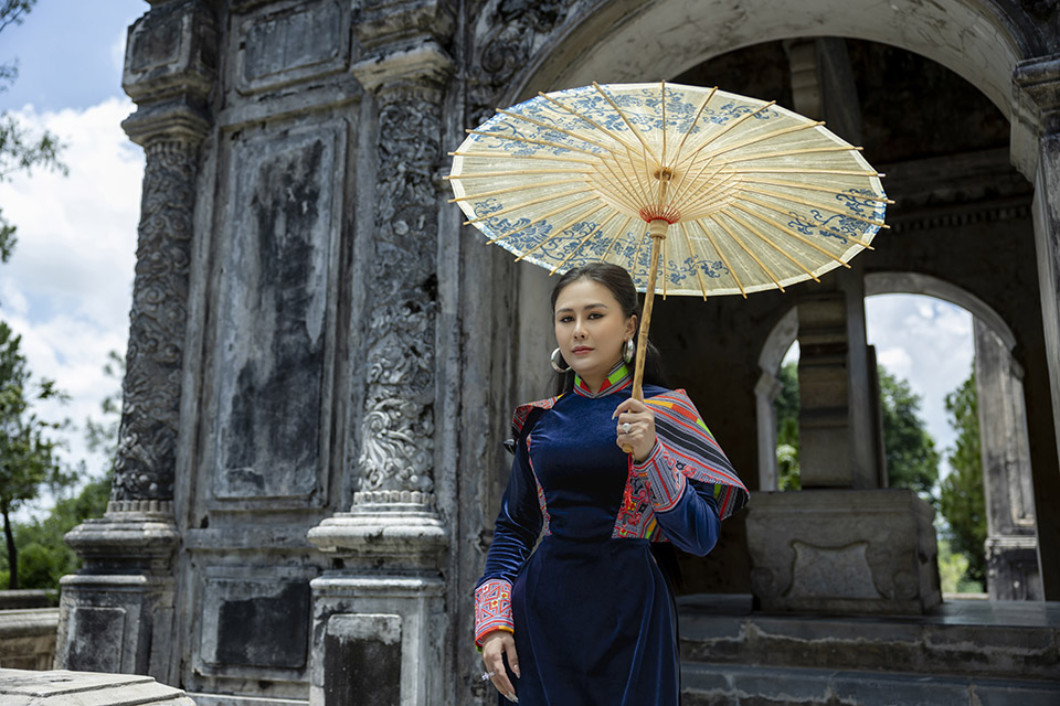 Hoa hậu Lý Kim Ngân diện áo dài thăm di tích Lăng Đồng Khánh tại Huế - 5