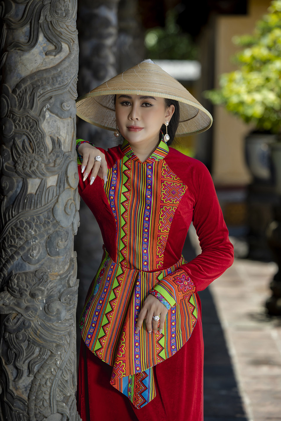 Hoa hậu Lý Kim Ngân diện áo dài thăm di tích Lăng Đồng Khánh tại Huế - 6