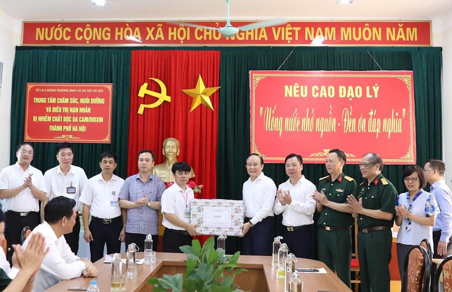 Các hoạt động thiết thực của lãnh đạo Thành phố Hà Nội đối với người có công và nạn nhân bị nhiễm chất độc da cam nhân dịp kỷ niệm 75 năm Ngày Thương binh - Liệt sĩ - 4