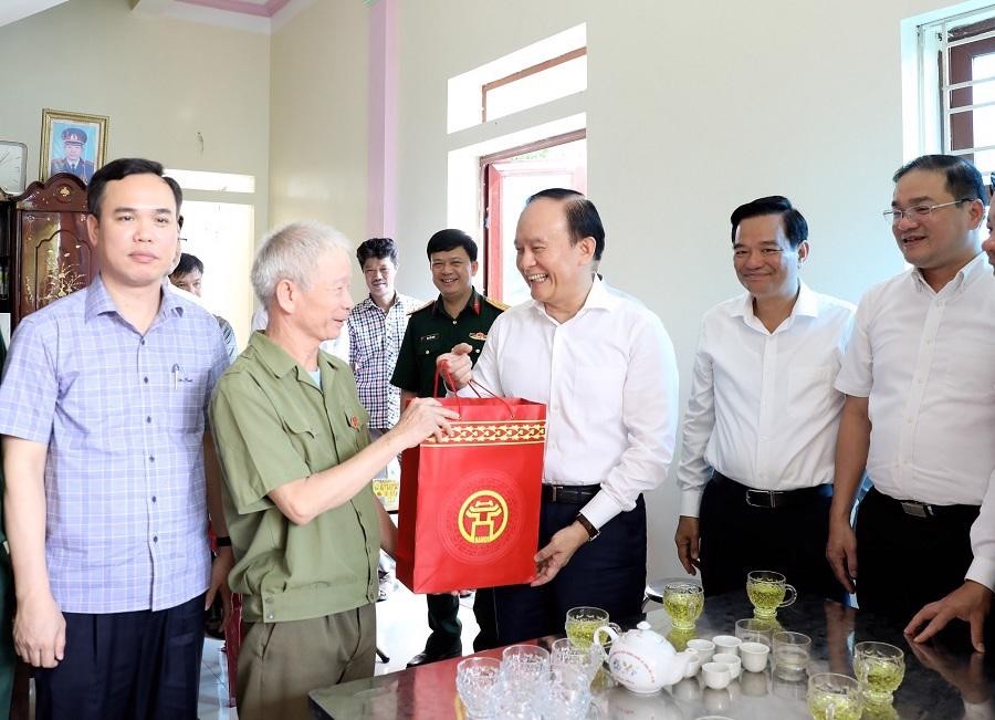 Các hoạt động thiết thực của lãnh đạo Thành phố Hà Nội đối với người có công và nạn nhân bị nhiễm chất độc da cam nhân dịp kỷ niệm 75 năm Ngày Thương binh - Liệt sĩ - 5