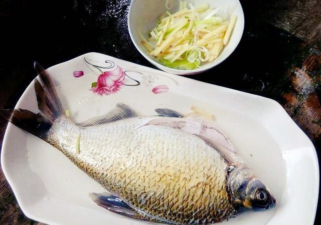 Nấu món cá hấp có nên ướp muối trước? Nhiều người làm sai bảo sao thịt cá khô, vị kém ngon - 2