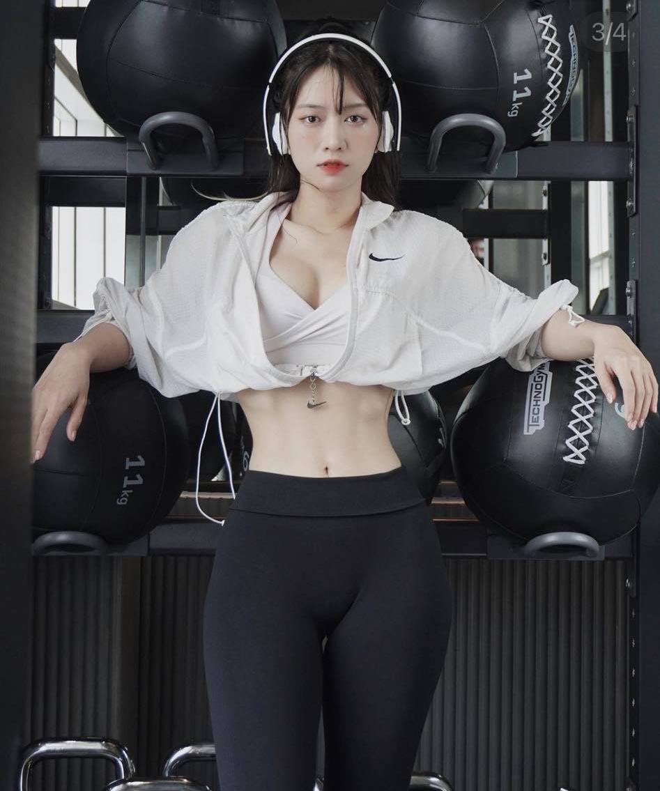 &#34;Nữ thần phòng gym&#34; Lê Bống mặc quần tập kém duyên - 2