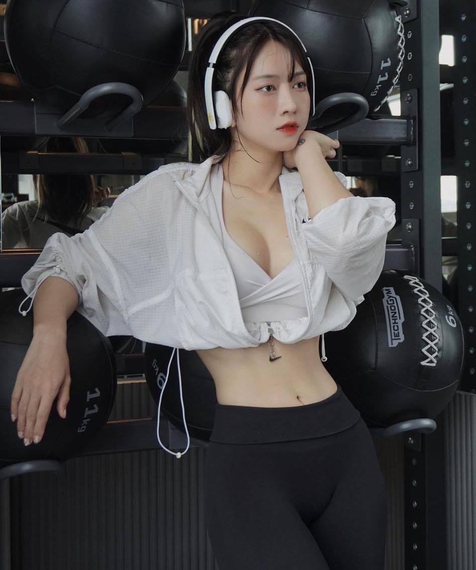 &#34;Nữ thần phòng gym&#34; Lê Bống mặc quần tập kém duyên - 1