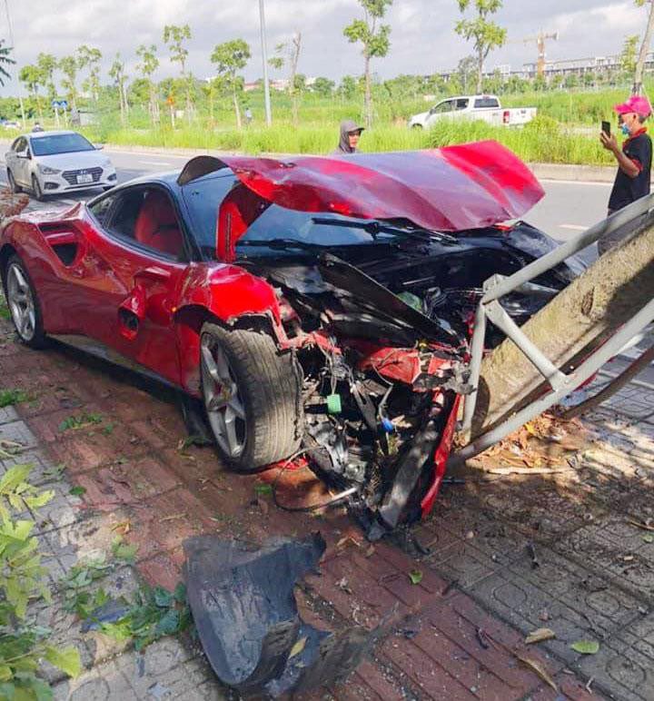 Siêu xe Ferrari bẹp rúm sau khi tông đổ cây xanh ở Hà Nội - 1