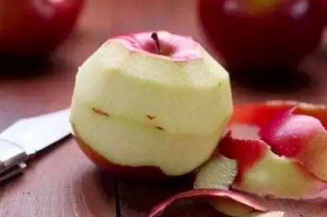 Mang vỏ táo đi ngâm nước, lão nông ngỡ ngàng khi tác dụng tốt hơn phân bón, hoa nở to - 1