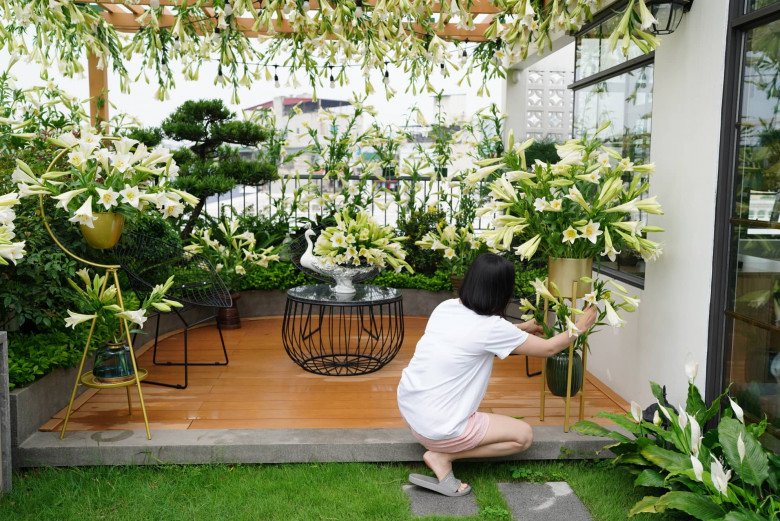 Mẹ đảm Hà Nội vác 2000 bông hoa loa kèn lên tầng 4, biến ban công thành vườn hoa đẹp mê ly - 5