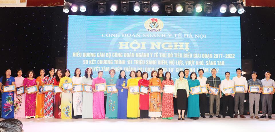Công đoàn ngành Y tế Hà Nội tổ chức khen thưởng cho 94 tập thể và 136 cá nhân xuất sắc - 2