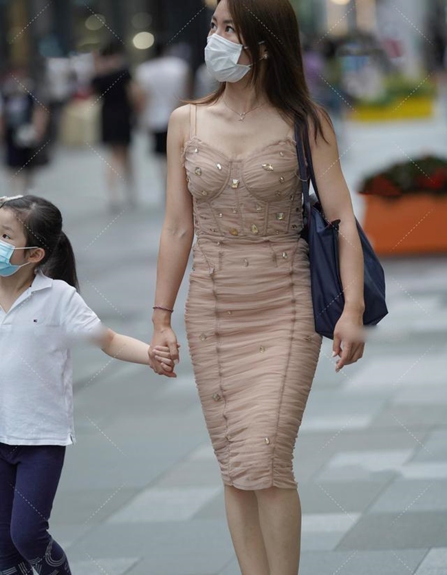 Các bà mẹ Trung Quốc gây tranh cãi mặc skinny jean, legging đi đón con - 1