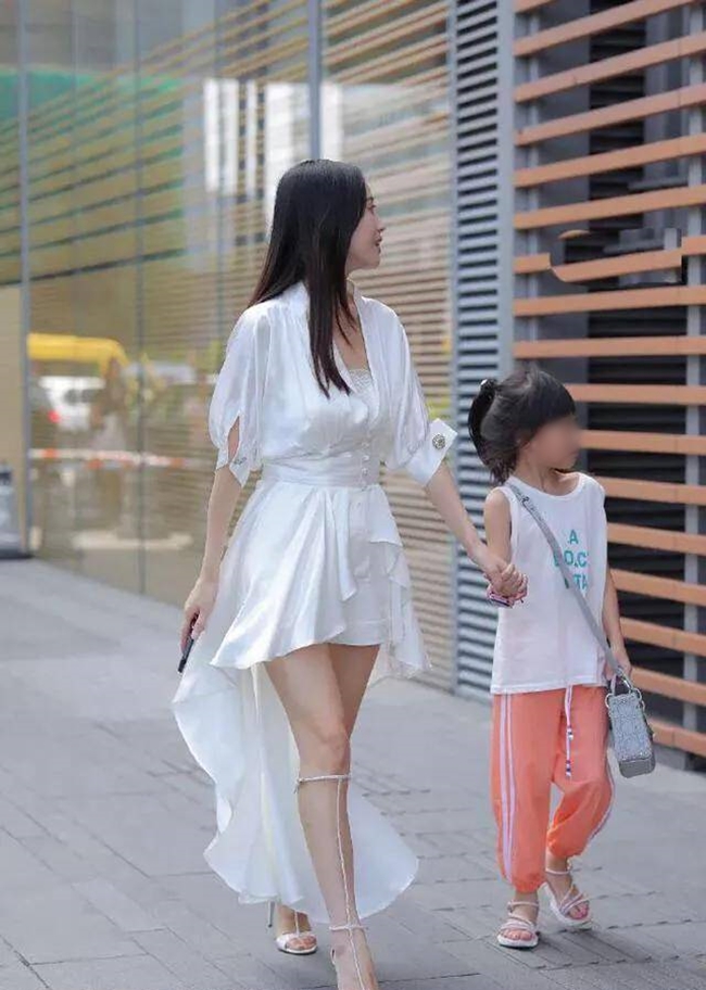 Các bà mẹ Trung Quốc gây tranh cãi mặc skinny jean, legging đi đón con - 10