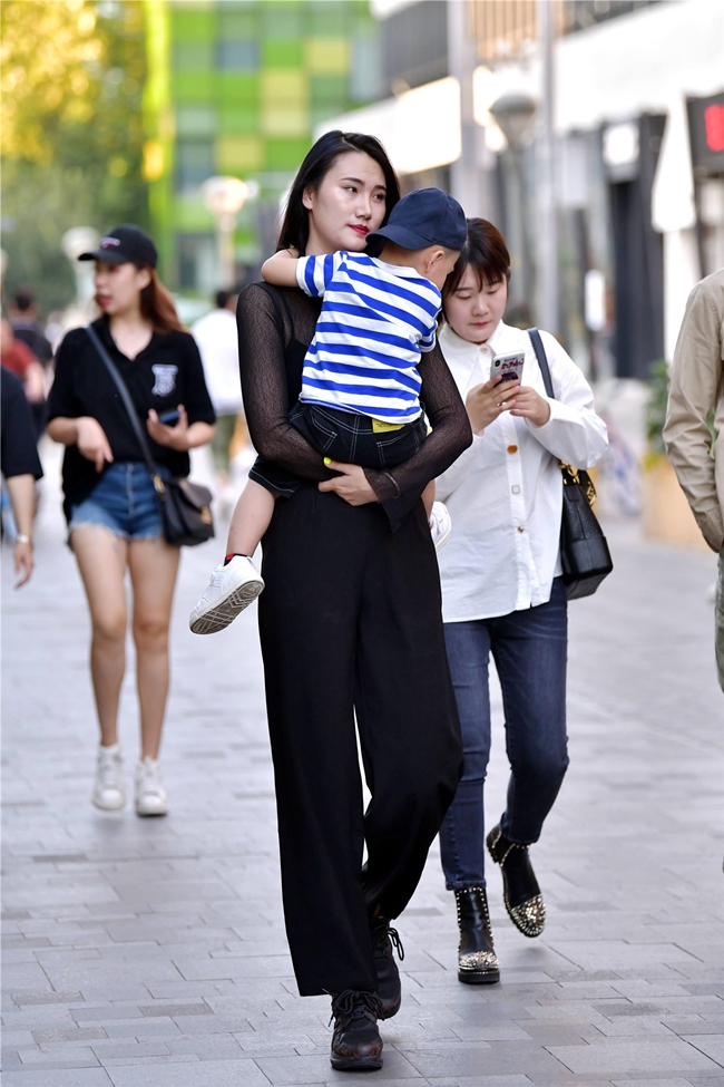 Các bà mẹ Trung Quốc gây tranh cãi mặc skinny jean, legging đi đón con - 11