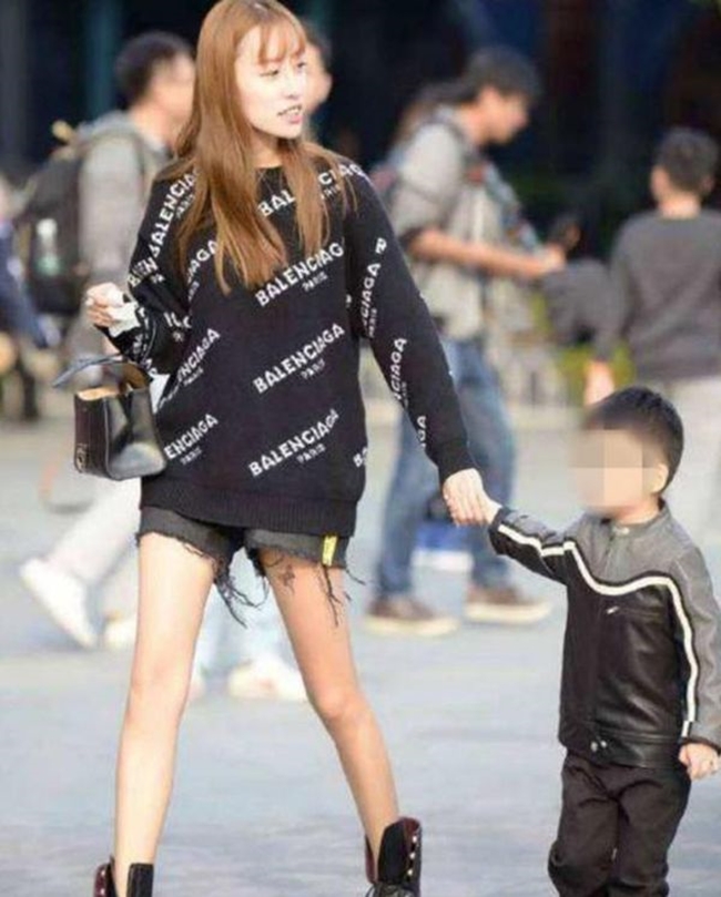 Các bà mẹ Trung Quốc gây tranh cãi mặc skinny jean, legging đi đón con - 12