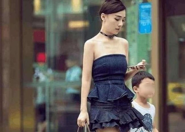 Các bà mẹ Trung Quốc gây tranh cãi mặc skinny jean, legging đi đón con - 13