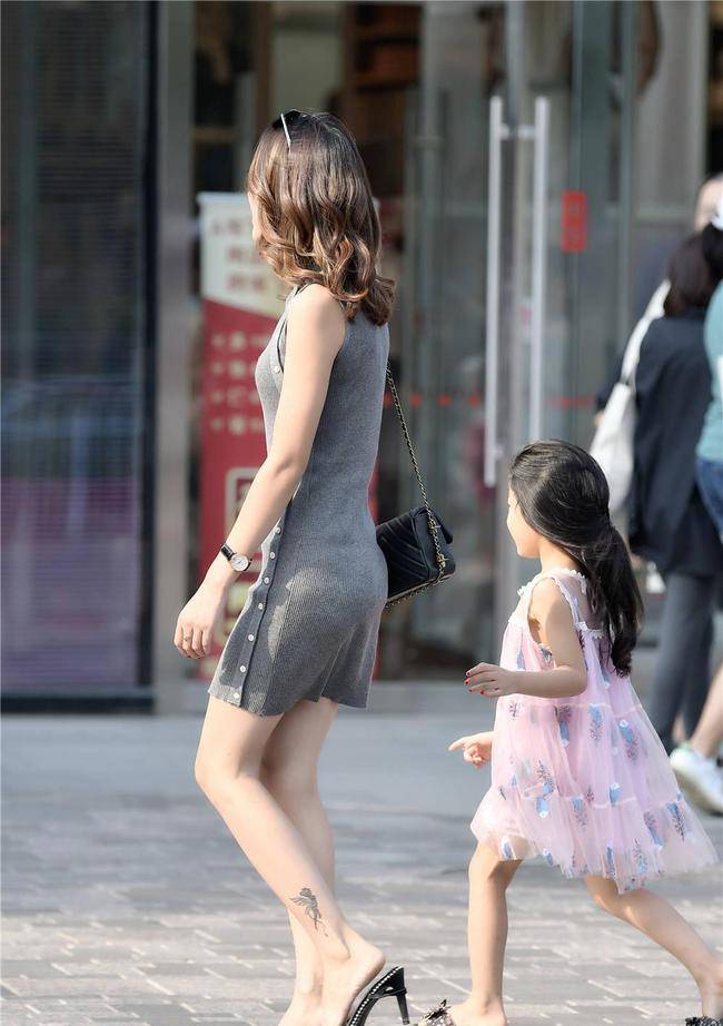 Các bà mẹ Trung Quốc gây tranh cãi mặc skinny jean, legging đi đón con - 14