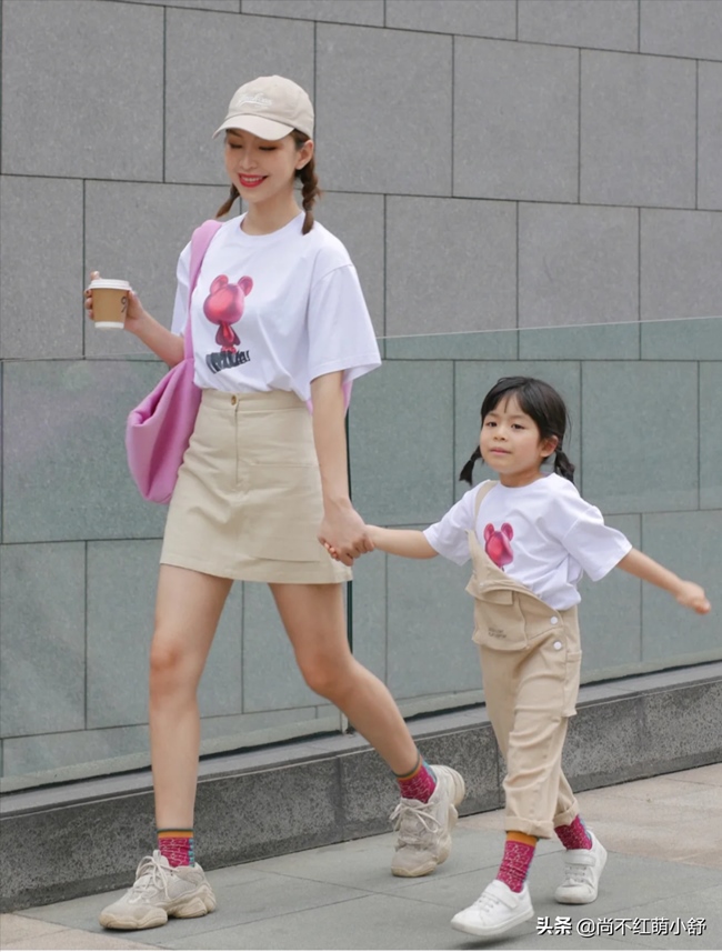 Các bà mẹ Trung Quốc gây tranh cãi mặc skinny jean, legging đi đón con - 16