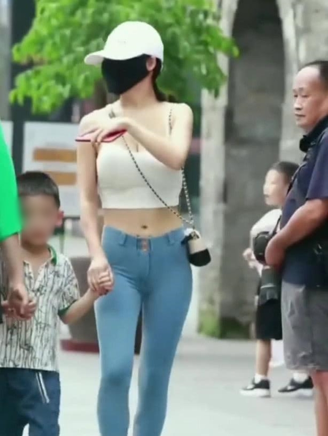 Các bà mẹ Trung Quốc gây tranh cãi mặc skinny jean, legging đi đón con - 2