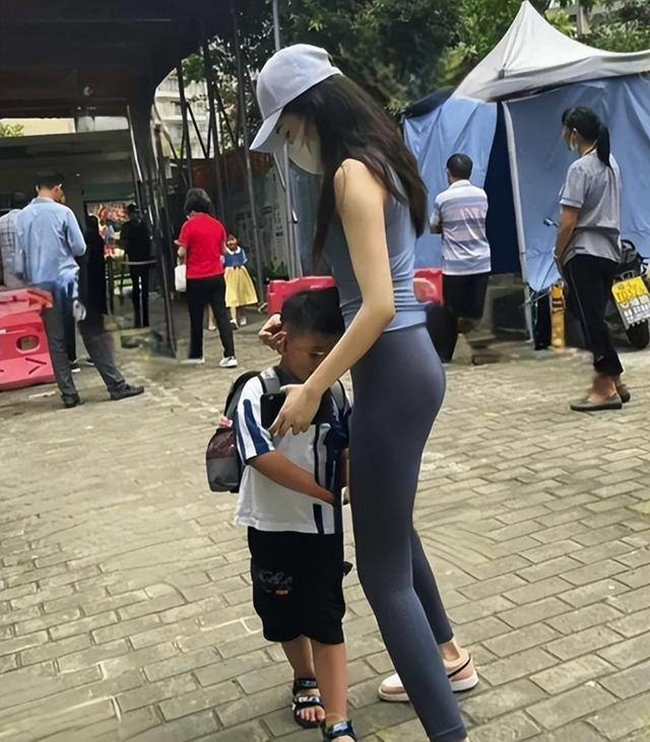 Các bà mẹ Trung Quốc gây tranh cãi mặc skinny jean, legging đi đón con - 4