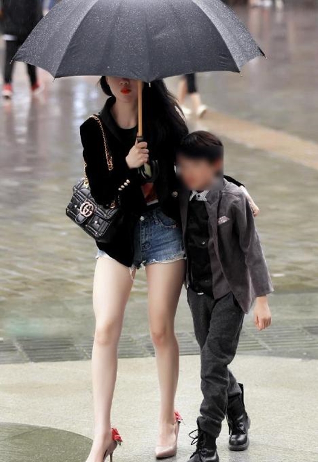 Các bà mẹ Trung Quốc gây tranh cãi mặc skinny jean, legging đi đón con - 5