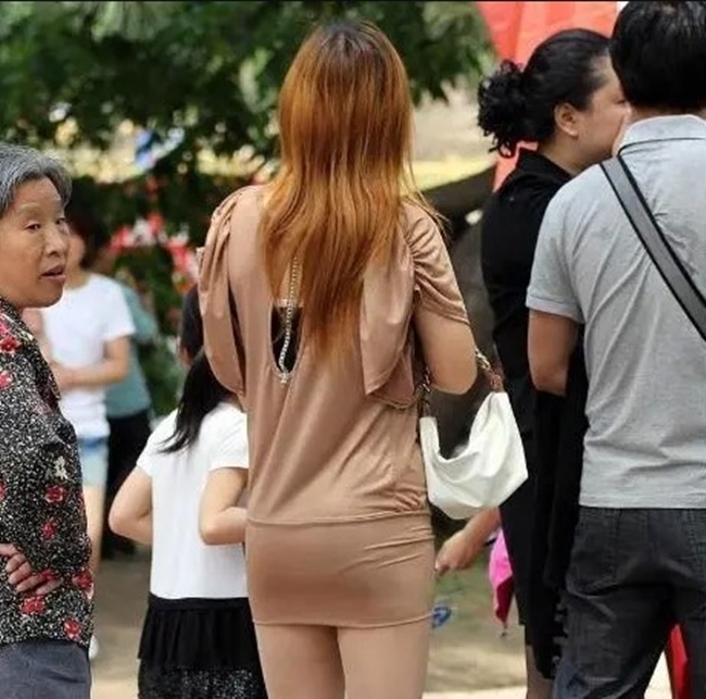 Các bà mẹ Trung Quốc gây tranh cãi mặc skinny jean, legging đi đón con - 7