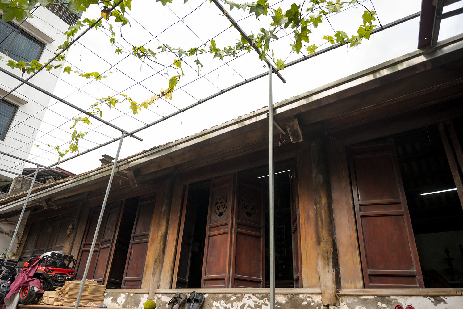 Chủ nhân nhà gỗ lim gần 350 tuổi tiết lộ bí kíp dựng nhà “thần tốc” trong một đêm - 1