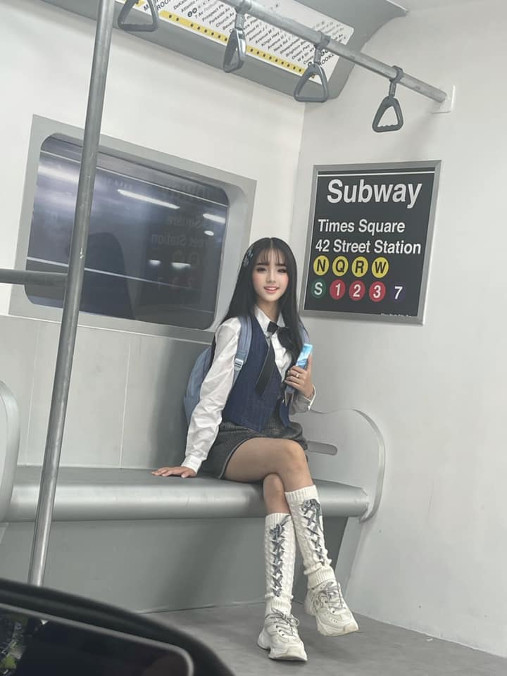 Nữ sinh trung học xinh nổi bật trên tàu điện: Là con gái Bằng Kiều, 13 tuổi có nhà 20 tỷ - 2