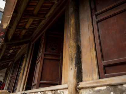  - Cận cảnh ngôi nhà gỗ lim ở Hà Nội được dựng “thần tốc” trong một đêm