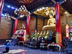 Kỳ vĩ chánh điện chùa trưng biện 10.000 tượng Phật ở TP.HCM