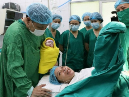  - Mẹ mang bầu 26 tuần vỡ tử cung, bác sĩ mạo hiểm cứu cả mẹ lẫn con và cái kết mỹ mãn