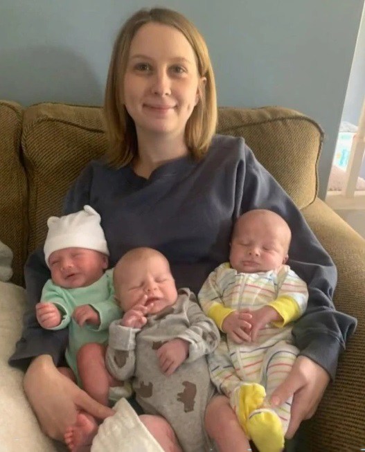 Chị em sinh đôi chuyển dạ cùng một ngày, đẻ 3 bé cách nhau vài phút - 2